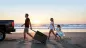 Preview: Familie zieht die Anker SOLIX EverFrost 2 40L Akku-Kühlbox am Strand bei Sonnenuntergang