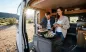Preview: Paar nutzt Anker SOLIX EverFrost 2 40L Akku-Kühlbox mit ausgezogenem Klapptisch als Servierstation für ein Vanlife-Frühstück