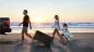 Preview: Anker SOLIX EverFrost 2 58L Akku-Kühlbox am Strand bei Sonnenuntergang von einer Familie zum Wasser gezogen | Anker SOLIX EverFrost 2 58L kaufen