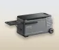 Preview: EverFrost 2 58L Akku-Kühlbox mit ausgeklapptem EasyTow-Klapptisch in Schrägansicht | EverFrost 2 mit Klapptisch