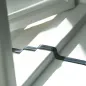 Preview: Flachkabel XT60 auf PV-Stecker durch den Fensterspalt verlegt – Balkonkraftwerk-Anwendung