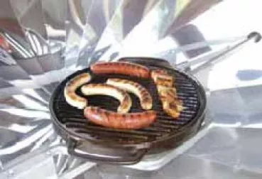 Grillen auf der Grillplatte mit Solarkocher Premium 14