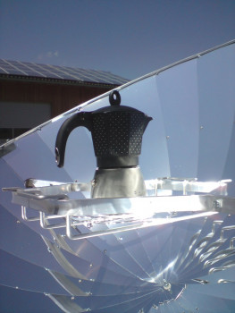 Espressokanne schwarz im Einsatz Solarkocher
