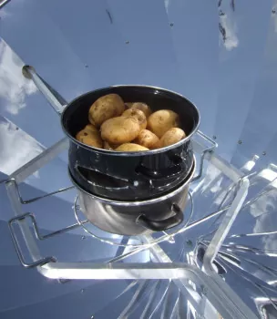 Kartoffeln im Dampfgarer auf Solarkocher Premium
