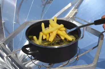 Pommes frittieren im 4 Liter Topf auf Solarkocher Premium