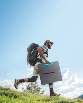 Anker Solix PS100 Solarpanel eingeklappt als kompakte Tragetasche