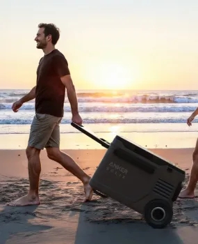 Anker SOLIX EverFrost 2 23L EasyTow-Funktion am Strand bei Sonnenuntergang