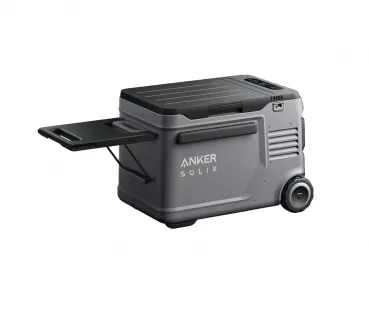 Anker SOLIX EverFrost 2 40L Akku-Kühlbox in schräger Hero-Ansicht mit ausgezogenem Klapptisch und sichtbarem Display