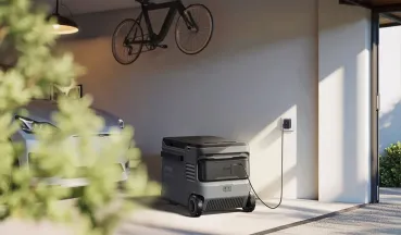 Anker SOLIX EverFrost 2 40L Akku-Kühlbox in der Garage mit AC-Netzkabel an der Steckdose zum Aufladen