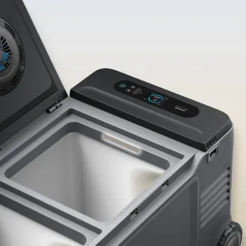 Detail: Bedienfeld und Display der EverFrost 2 58L mit LED-Innenbeleuchtung und FrostFlow-Lüfter | EverFrost 2 Display Detail