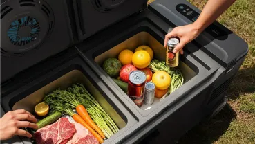 EverFrost 2 58L Innenraum mit Inhalt – linke Zone tiefgekühlt mit Fleisch, rechte Zone mit Obst und Getränken | EverFrost 2 Innenraum gefüllt