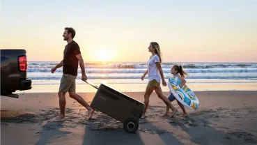 Anker SOLIX EverFrost 2 58L Akku-Kühlbox am Strand bei Sonnenuntergang von einer Familie zum Wasser gezogen | Anker SOLIX EverFrost 2 58L kaufen