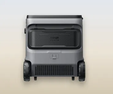 EverFrost 2 58L Rückseite mit Anschluss-Anzeigen für AC- und Solar/Kfz-Ladung, montierte Sandräder (Zubehör) | EverFrost 2 Rückseite Anschlüsse