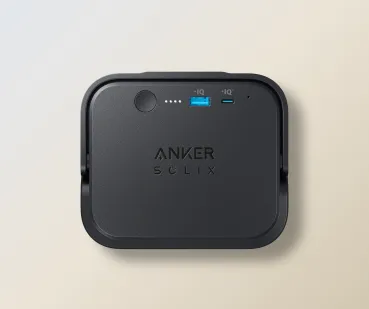 Detail der Oberseite des Anker SOLIX EverFrost 2 Akkus mit Power-Taste, LED-Anzeige, USB-A IQ-Anschluss 12 W und USB-C IQ³-Anschluss 60 W PD