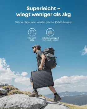 Anker SOLIX PS100 Solarpanel unter 3 kg wird beim Wandern getragen