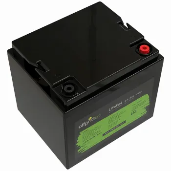 LiFePO4 Akku 12V 50Ah Schraegansicht von oben mit Polen und Gehaeusedeckel