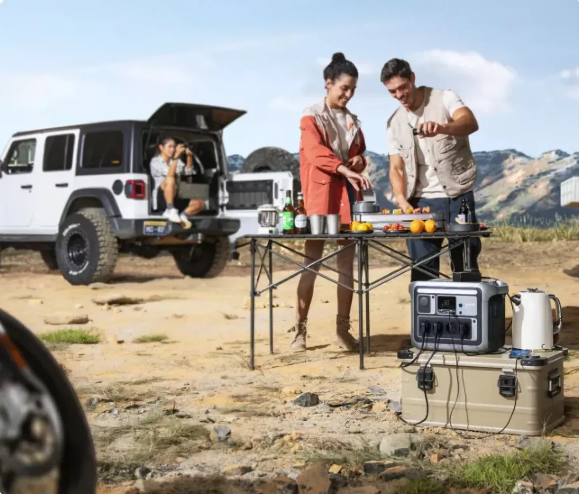 Anker SOLIX C1000 beim Camping-Kochen – Powerstation neben Campingküche outdoor