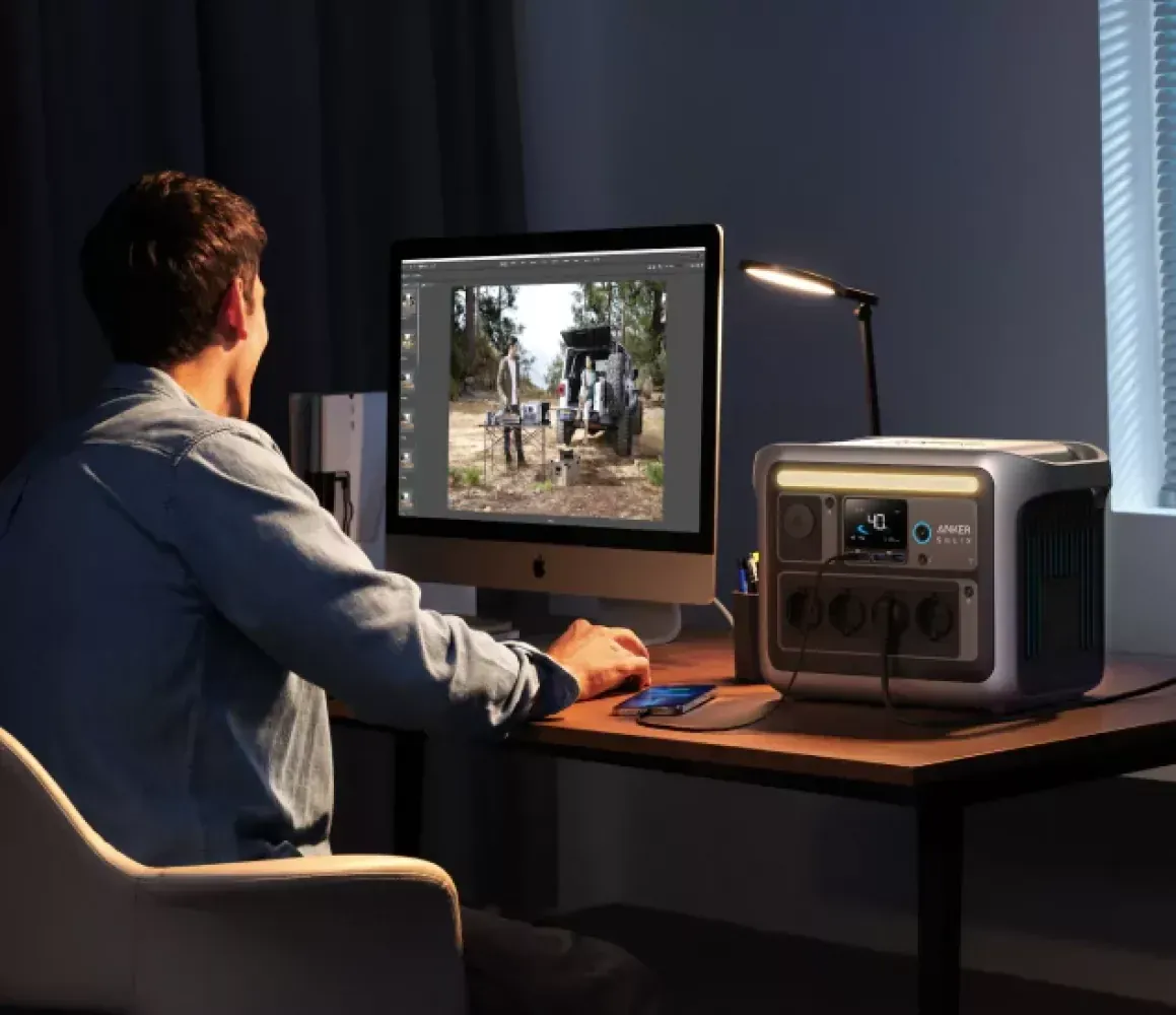 Anker SOLIX C1000 als Notstrom im Homeoffice – Desktop-Monitor und Schreibtischlampe