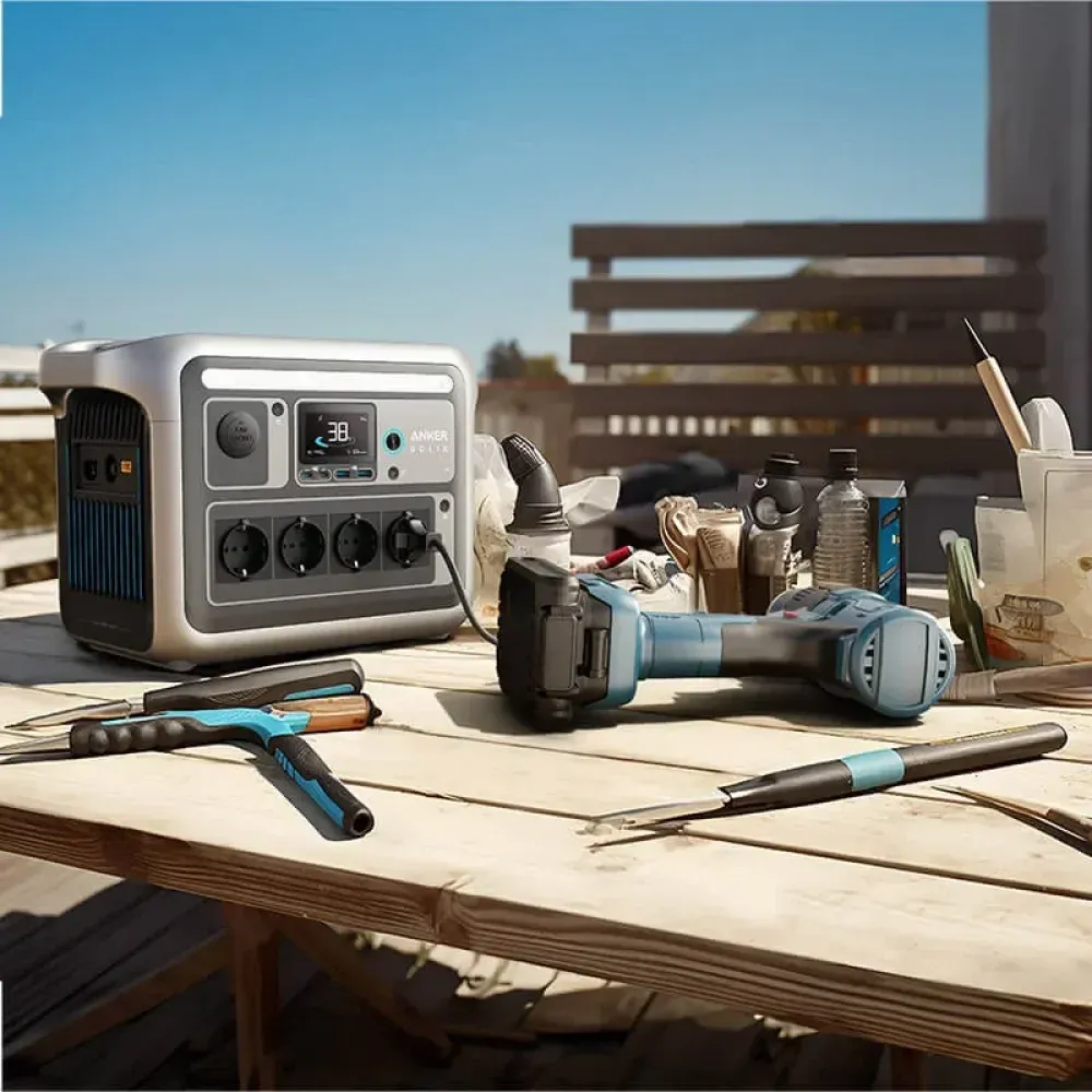 Anker SOLIX C1000 als Stromquelle auf Holztisch mit Werkzeug und Bohrmaschine