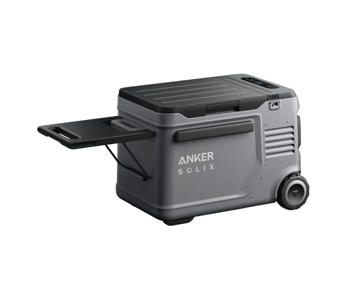 Anker SOLIX EverFrost 2 40L Akku-Kühlbox in schräger Hero-Ansicht mit ausgezogenem Klapptisch und sichtbarem Display
