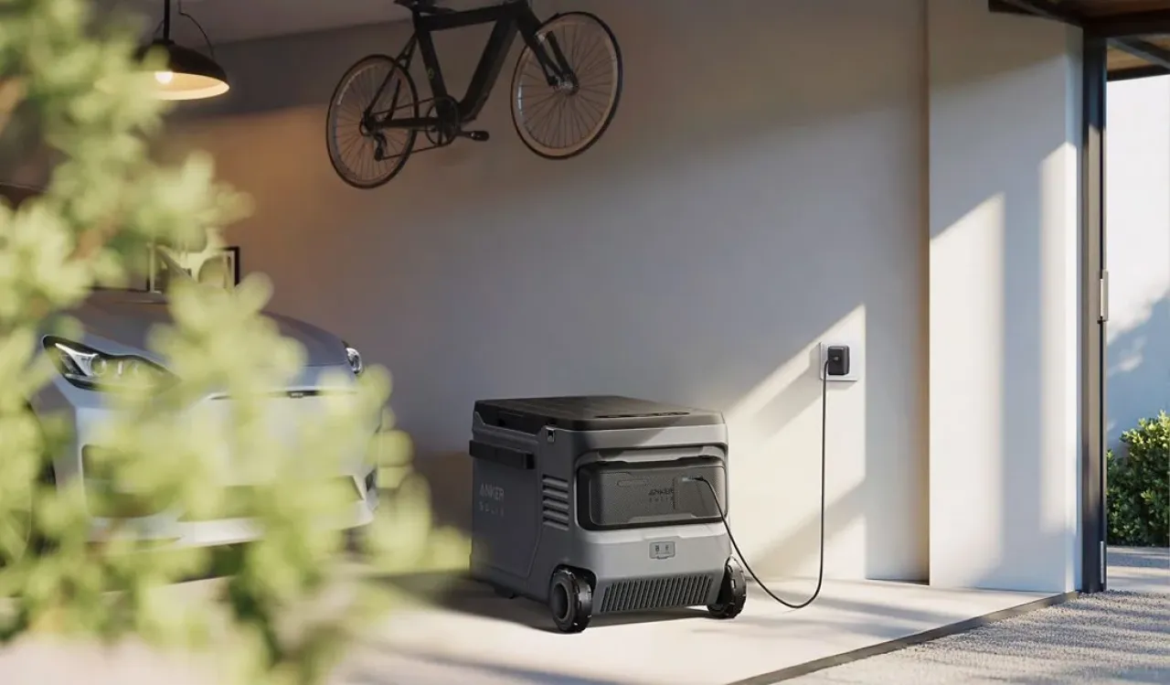 Anker SOLIX EverFrost 2 40L Akku-Kühlbox in der Garage mit AC-Netzkabel an der Steckdose zum Aufladen