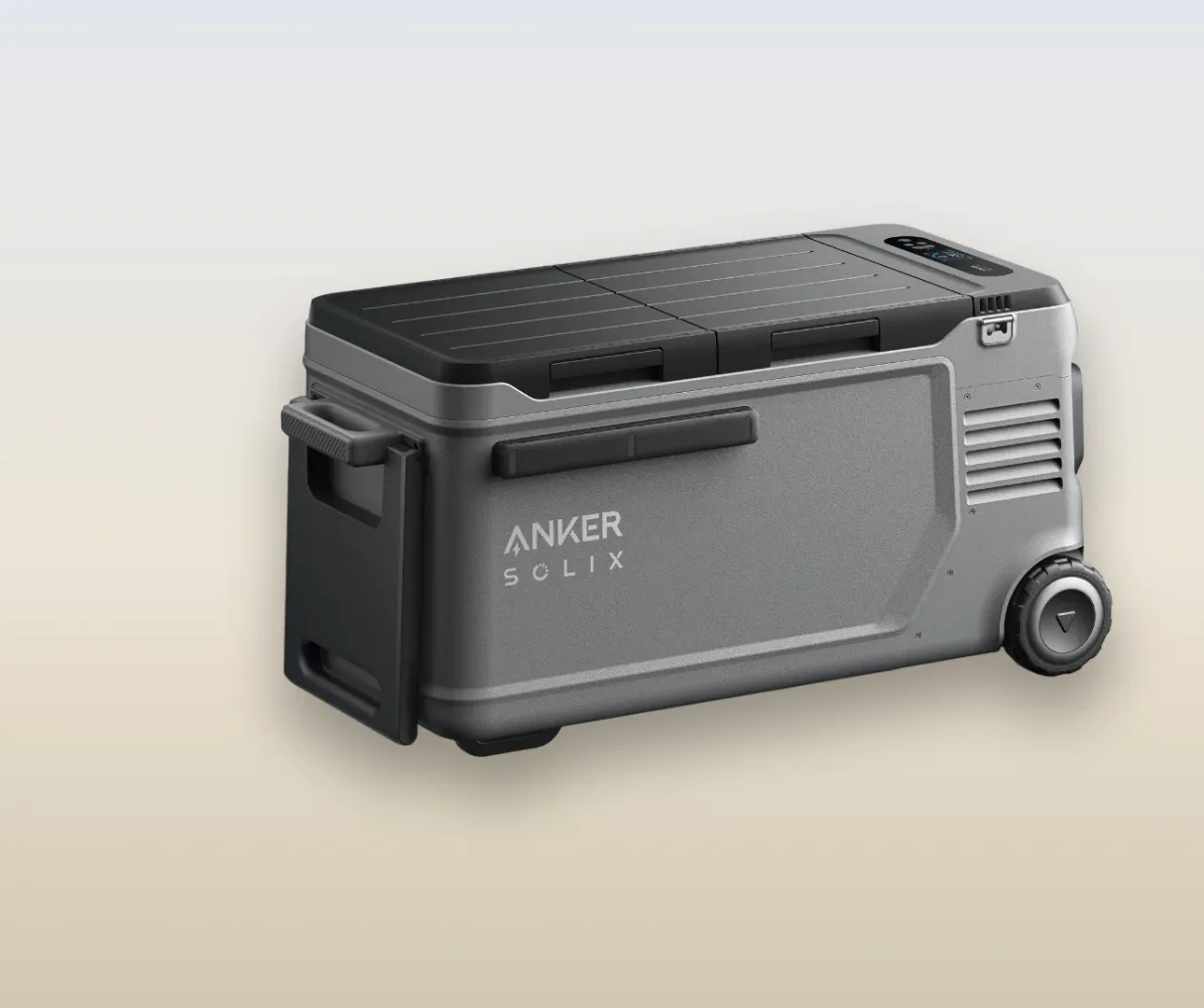 Anker SOLIX EverFrost 2 58L Akku-Kühlbox – Schrägansicht mit Anker SOLIX Logo und EasyTow-Rad | EverFrost 2 58L Schrägansicht