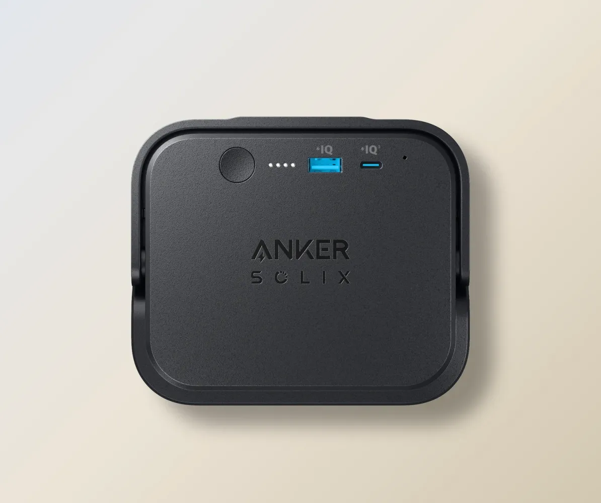 Detail der Oberseite des Anker SOLIX EverFrost 2 Akkus mit Power-Taste, LED-Anzeige, USB-A IQ-Anschluss 12 W und USB-C IQ³-Anschluss 60 W PD