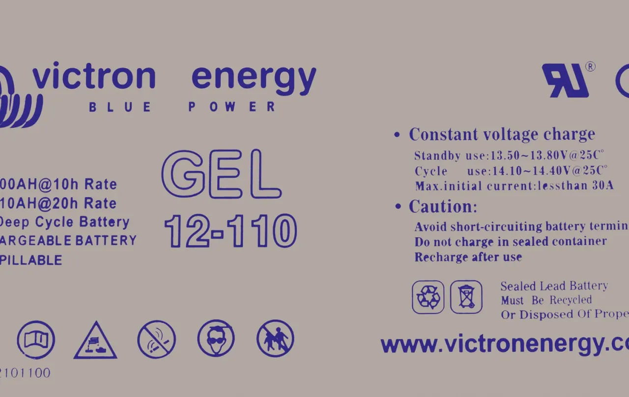 Typenschild der Victron Gel 12-110 mit Lade- und Sicherheitshinweisen