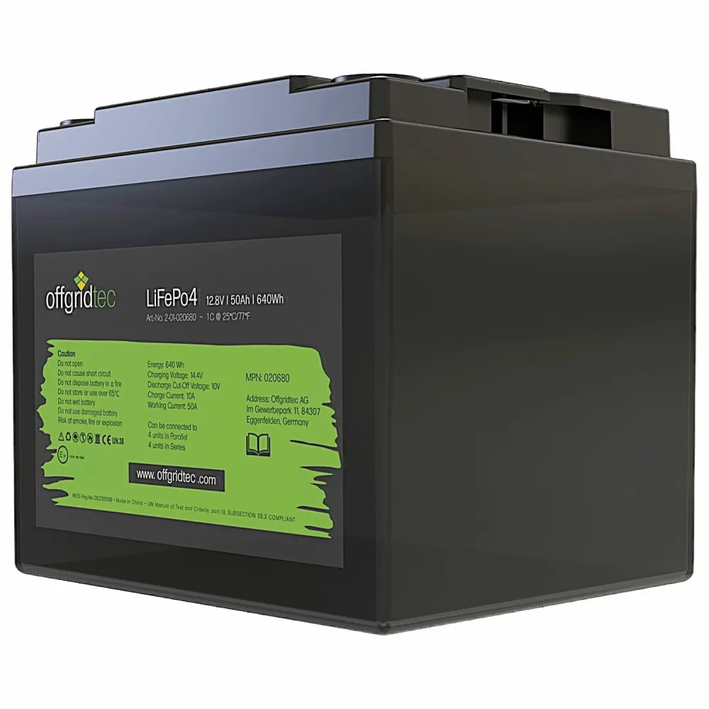 LiFePO4 Akku 12V 50Ah Offgridtec 12/50 schraege Frontansicht mit Typenschild