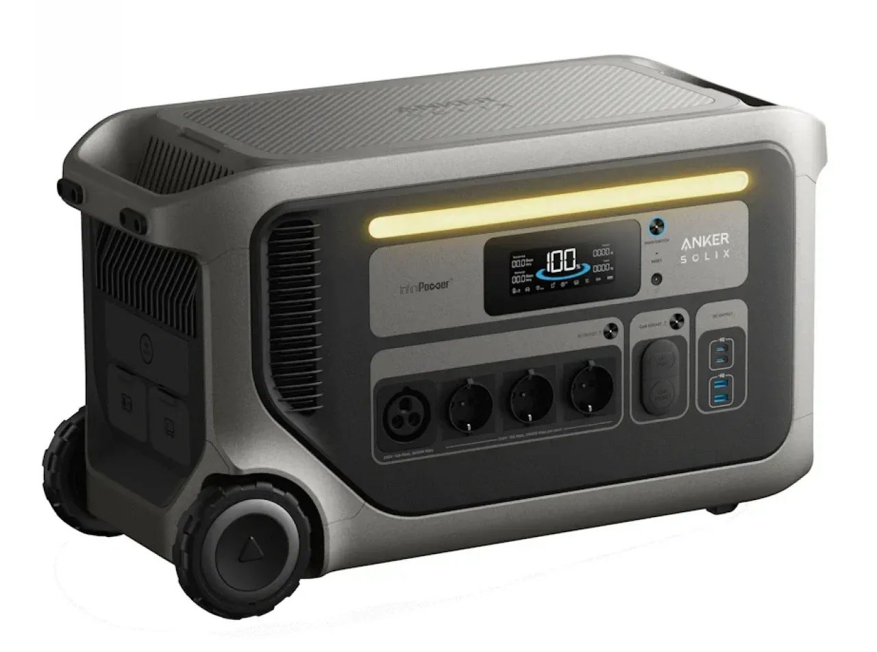 Anker SOLIX F3000 schräg von vorne mit Anschlüssen und EasyTow-Trolley