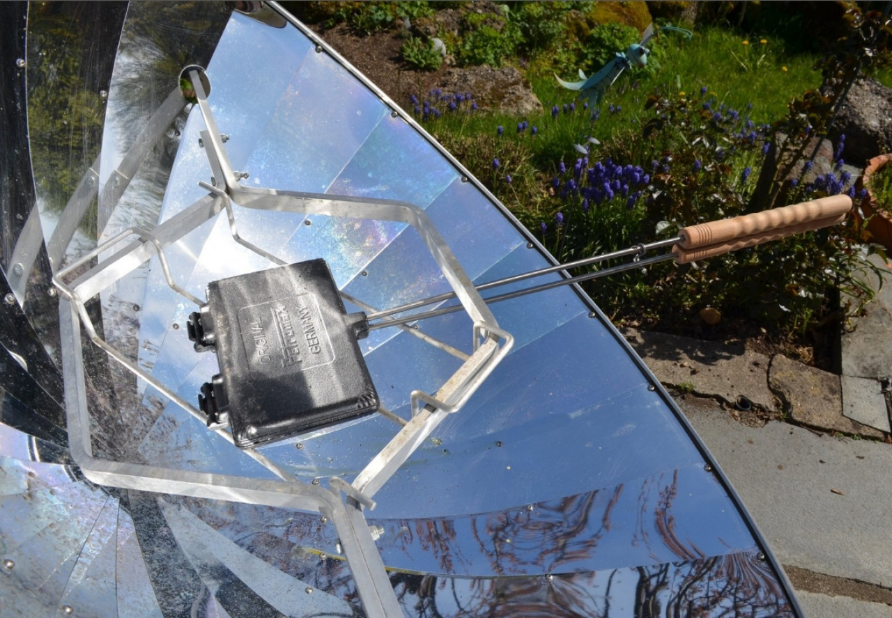 Waffeleisen im Einsatz auf dem Solarkocher Premium