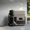 Anker SOLIX F3000 Powerstation mit einem BP3000 Erweiterungsakku gestapelt, an Steckdose und Solarmodul