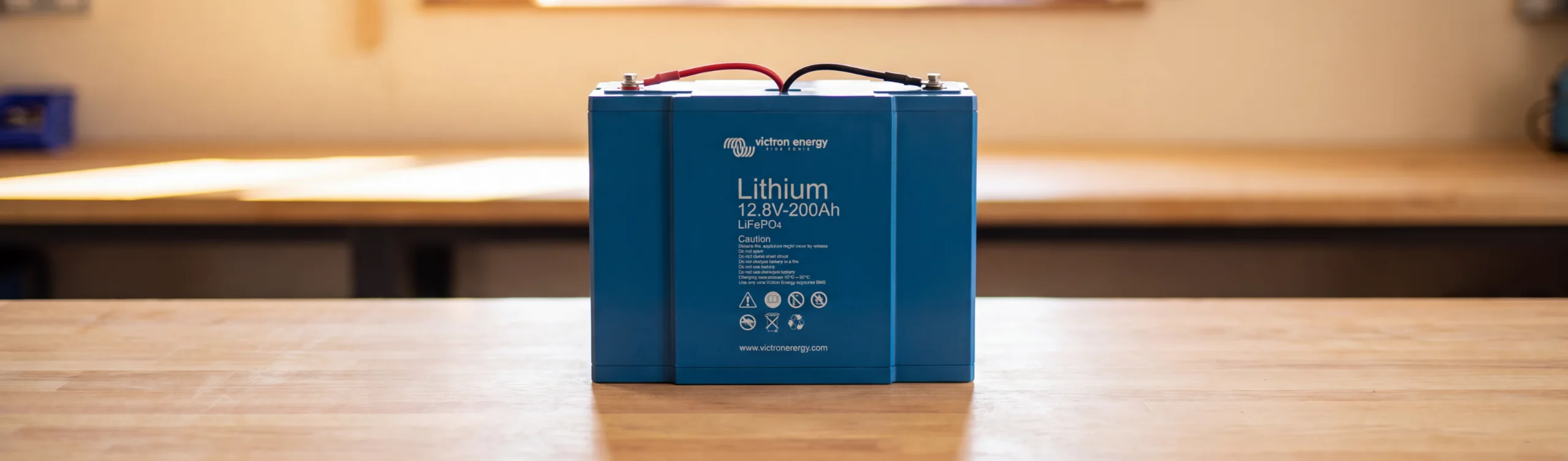 Victron Smart LiFePO4 12,8 V 200 Ah Batterie mit Anschlusskabeln auf der Werkbank