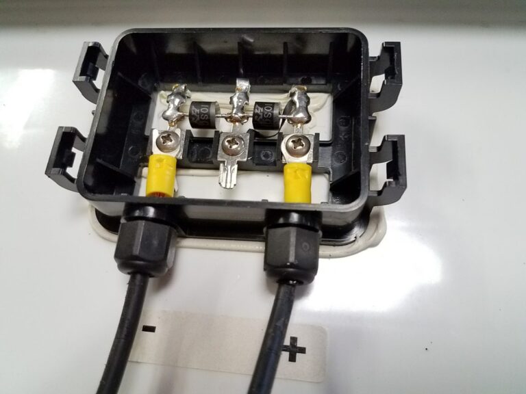 Anschlussdose eines Solarmoduls mit Plus- und Minus-Kabel