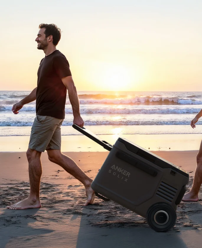 Anker SOLIX EverFrost 2 23L EasyTow-Funktion am Strand bei Sonnenuntergang