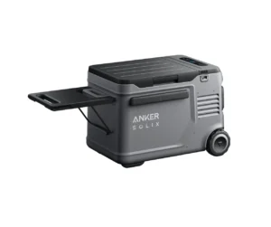 Anker SOLIX EverFrost 2 40L Akku-Kühlbox in schräger Hero-Ansicht mit ausgezogenem Klapptisch und sichtbarem Display