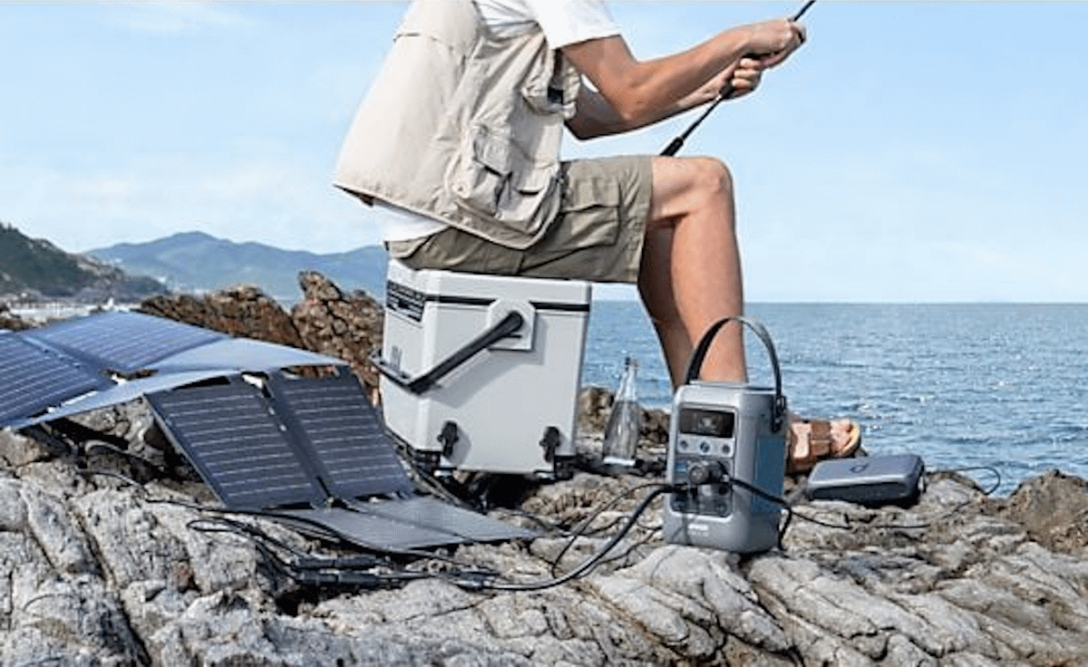 Anker SOLIX PS60 lädt eine Powerstation unterwegs per Sonne