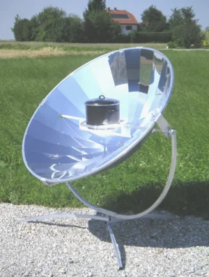 Solarkocher Premium 14 – Vorderansicht mit Topfhalterung im Brennpunkt