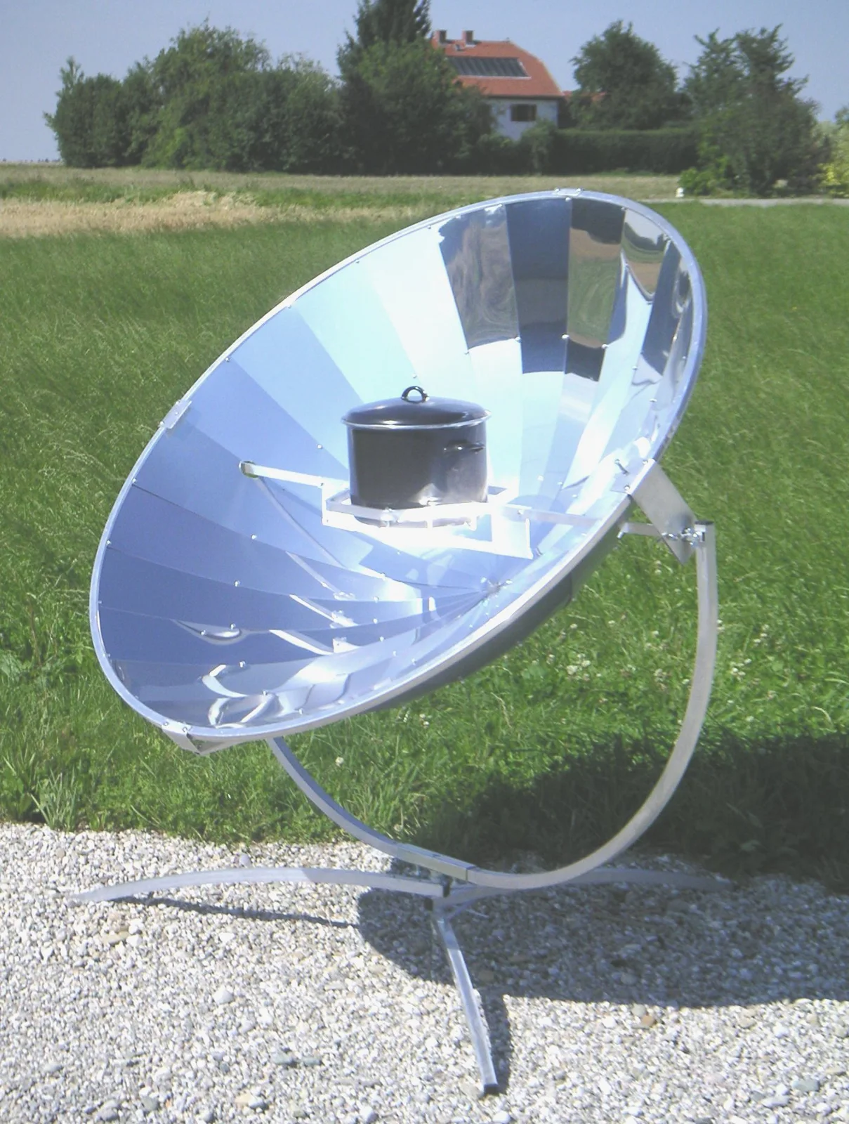 Solarkocher Premium 14 – Vorderansicht mit Topfhalterung im Brennpunkt
