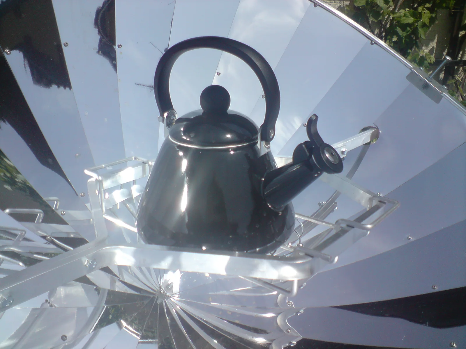 Wasser kochen im Flötenkessel auf dem Solarkocher Premium 14