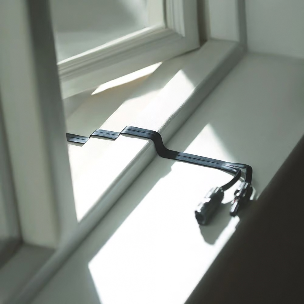 MC4 Flachkabel super flach – Verlegung durch das geschlossene Fenster ohne Bohren