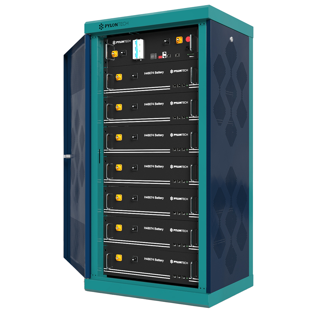 Pylontech Batterieschrank 024U geöffnet mit Batteriemodulen